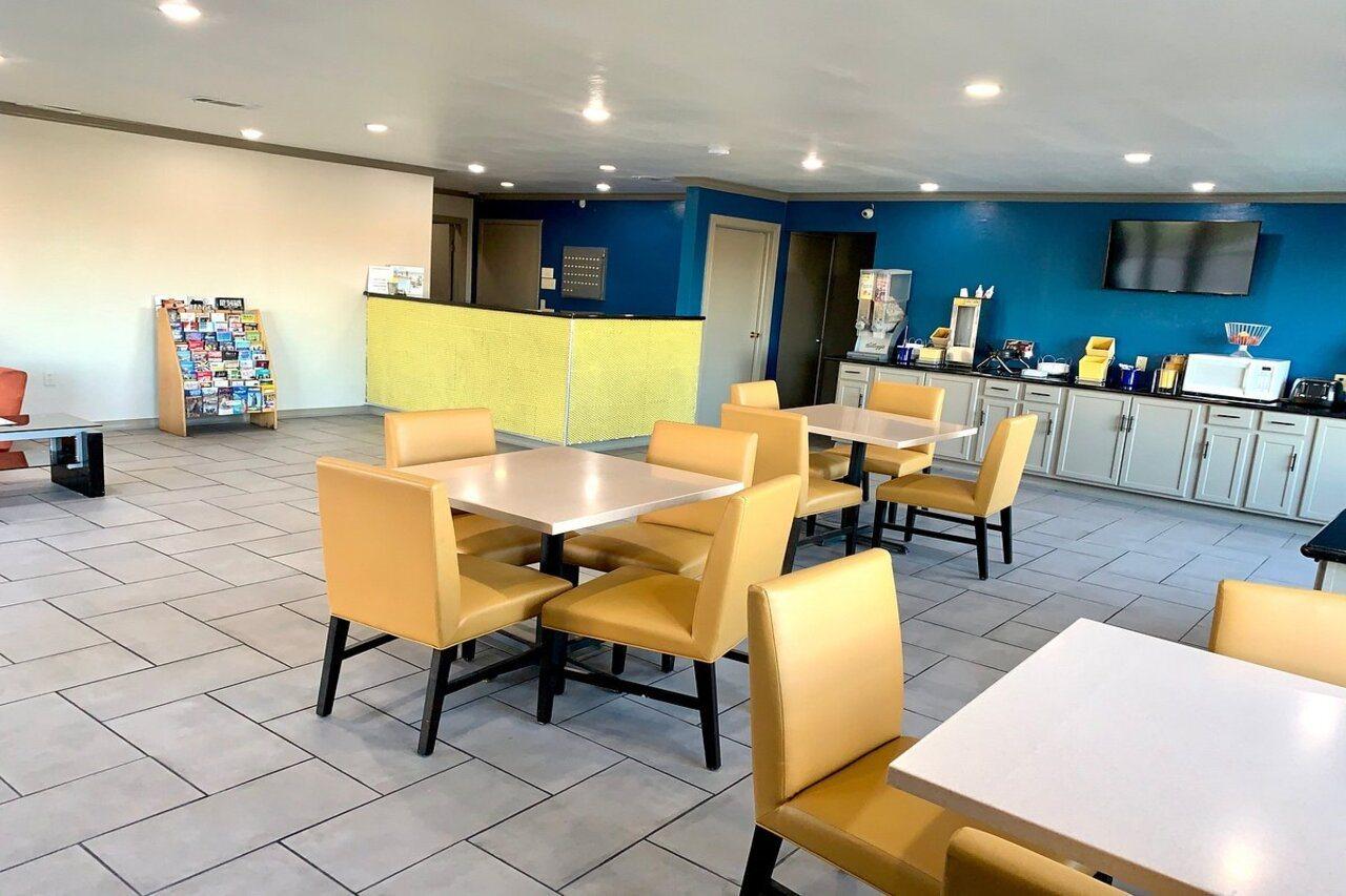 Days Inn & Suites By Wyndham - Canton First Monday Trade Days Buitenkant foto