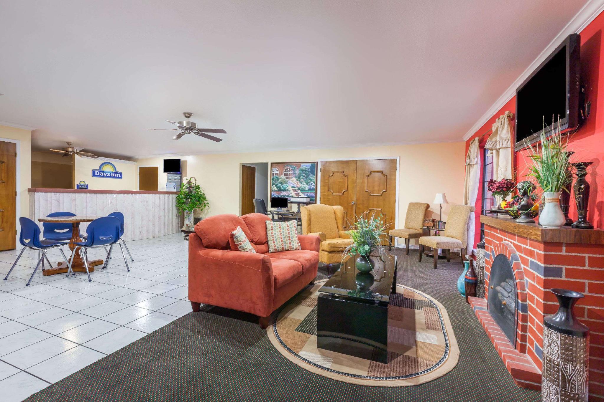 Days Inn & Suites By Wyndham - Canton First Monday Trade Days Buitenkant foto