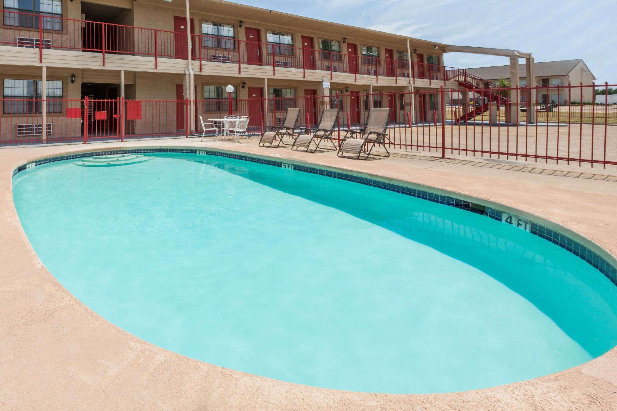 Days Inn & Suites By Wyndham - Canton First Monday Trade Days Buitenkant foto