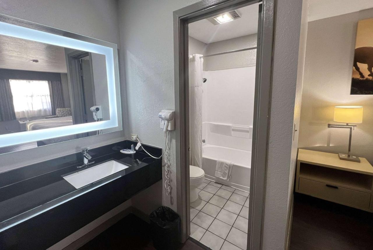 Days Inn & Suites By Wyndham - Canton First Monday Trade Days Buitenkant foto