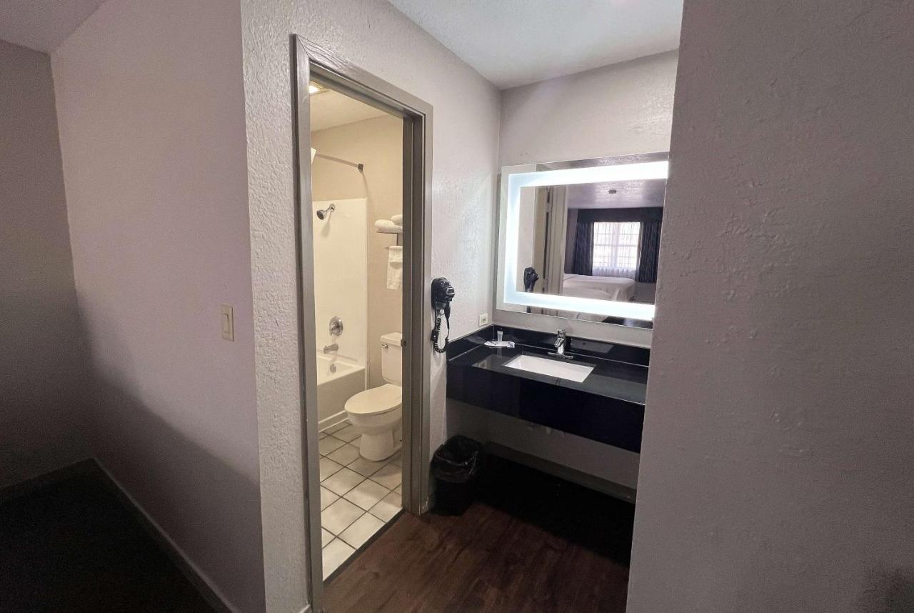 Days Inn & Suites By Wyndham - Canton First Monday Trade Days Buitenkant foto