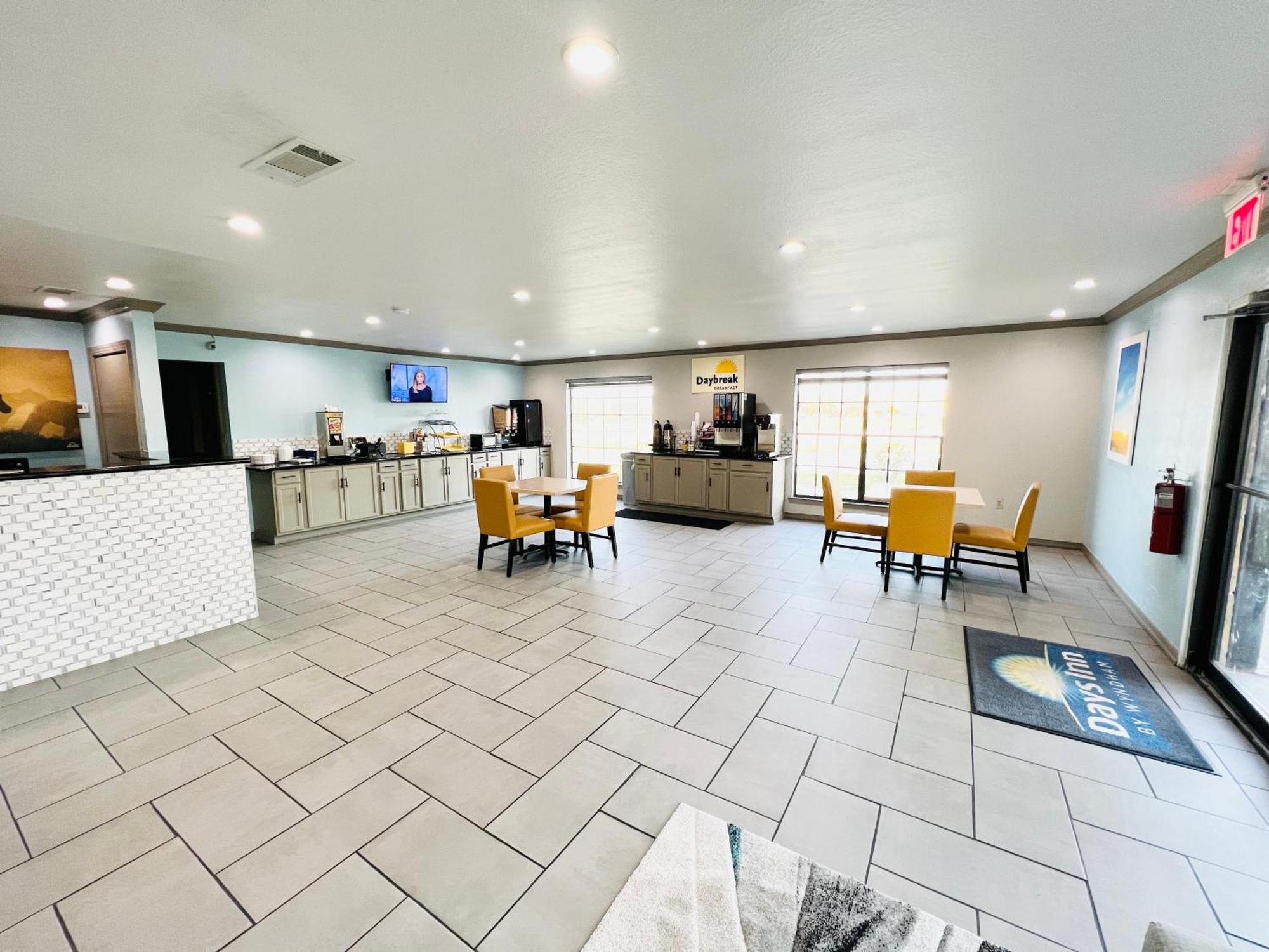 Days Inn & Suites By Wyndham - Canton First Monday Trade Days Buitenkant foto