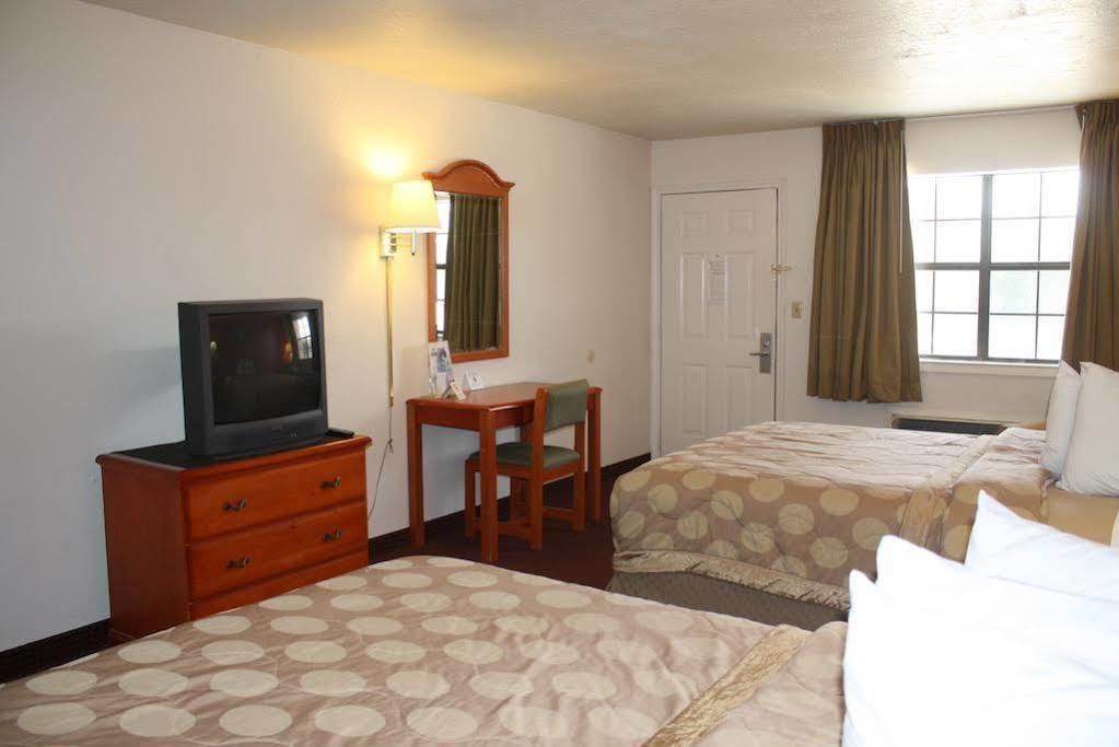 Days Inn & Suites By Wyndham - Canton First Monday Trade Days Buitenkant foto